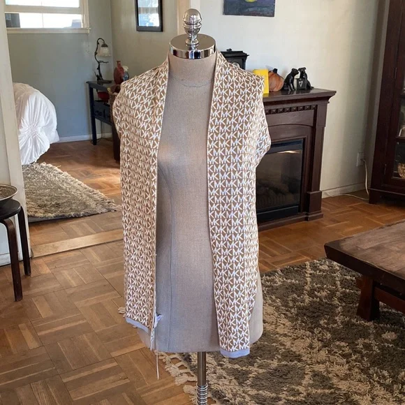 NWT Michael Michael Kors gorgeous scarf. So pretty and classic! - Picture 4 of 12